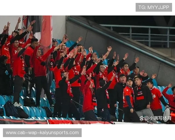 现场氛围热烈：球迷欢呼不断，气氛火爆！，球队气氛